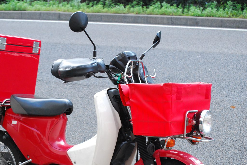 カメラのキタムラ年賀状｜年賀状を配達するバイクのイメージ