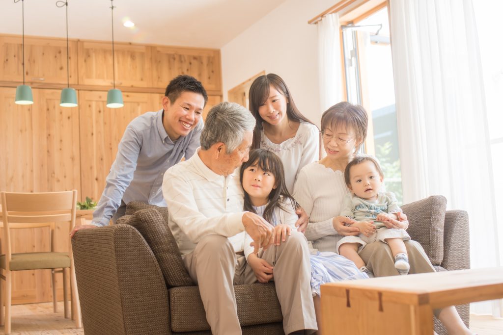 カメラのキタムラ年賀状｜お正月に集まる家族のイメージ